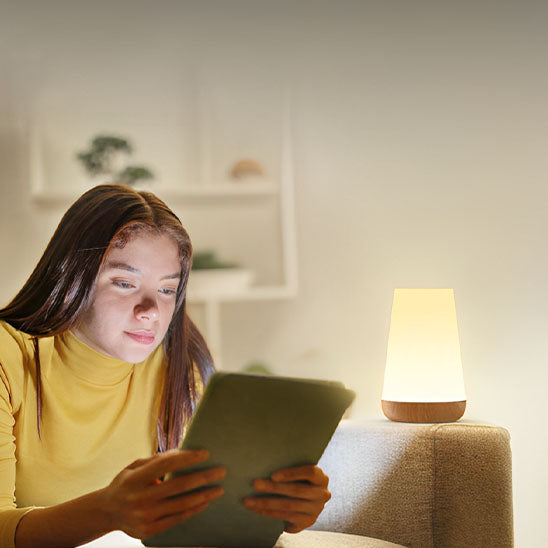 fille tablette lampe de chevet