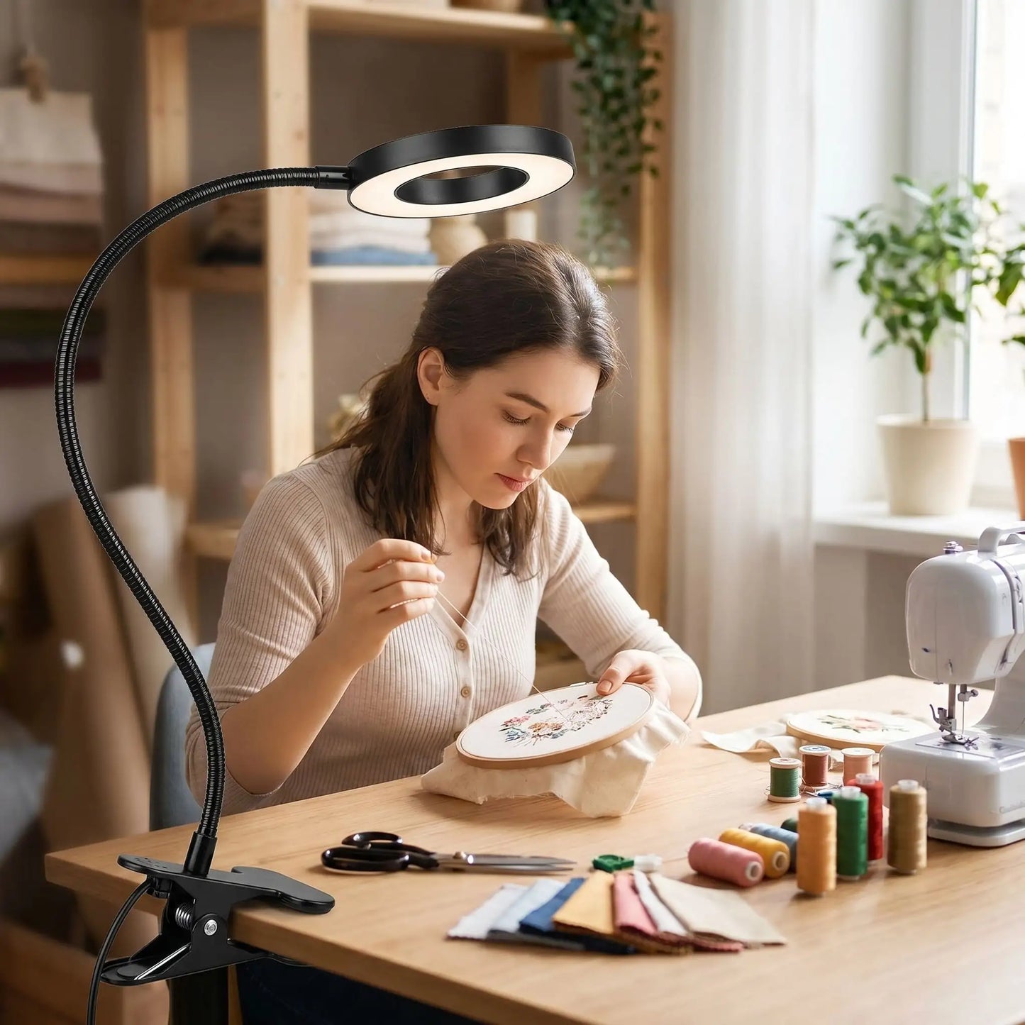 lampe de bureau a pincer travail de precision femme brode