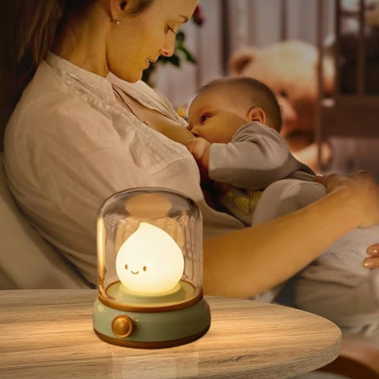 mere enfant nourrit bebe veilleuse