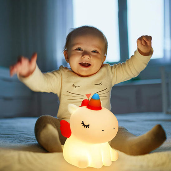 petite fille joyeuse lumiere veilleuse bebe