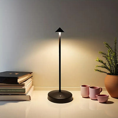 table livres tasses lumiere neutre lampe noire a poser