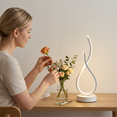 ambiance apaisante femme arrange bouquet illuminee lampe de chevet blanc