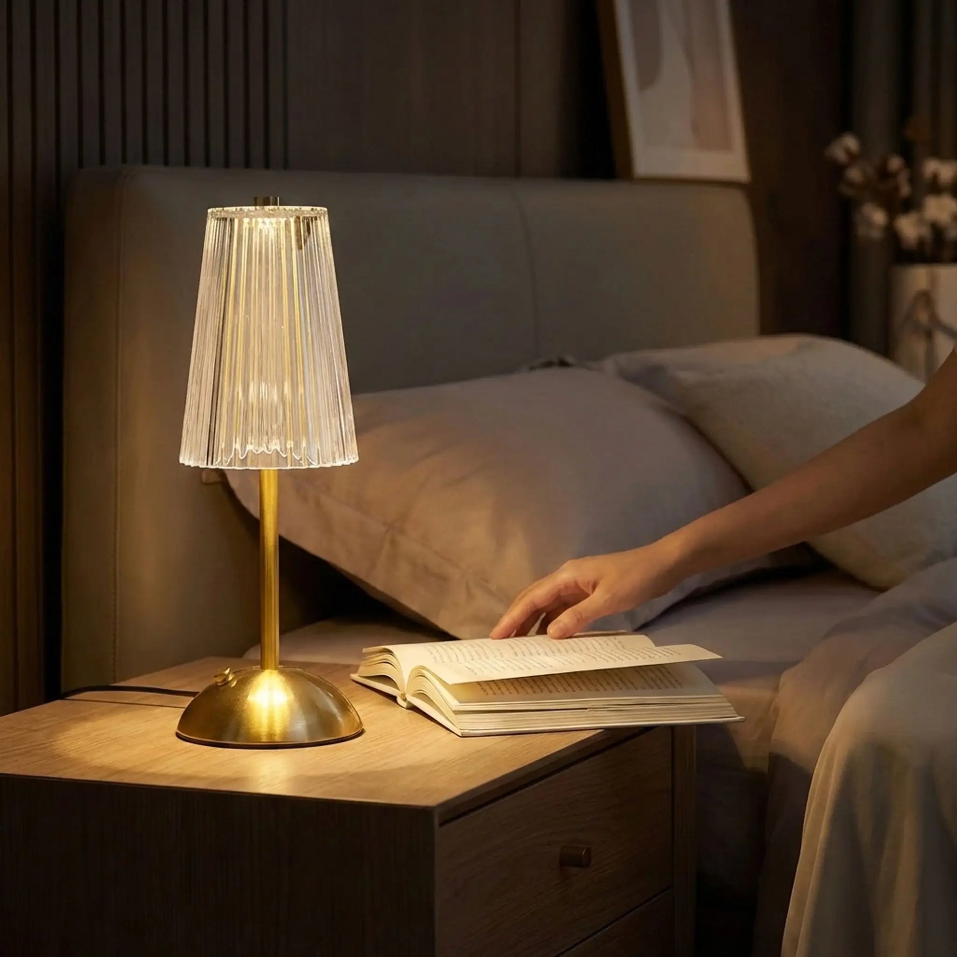 chambre penombre main tourne livre lampe a poser industrielle