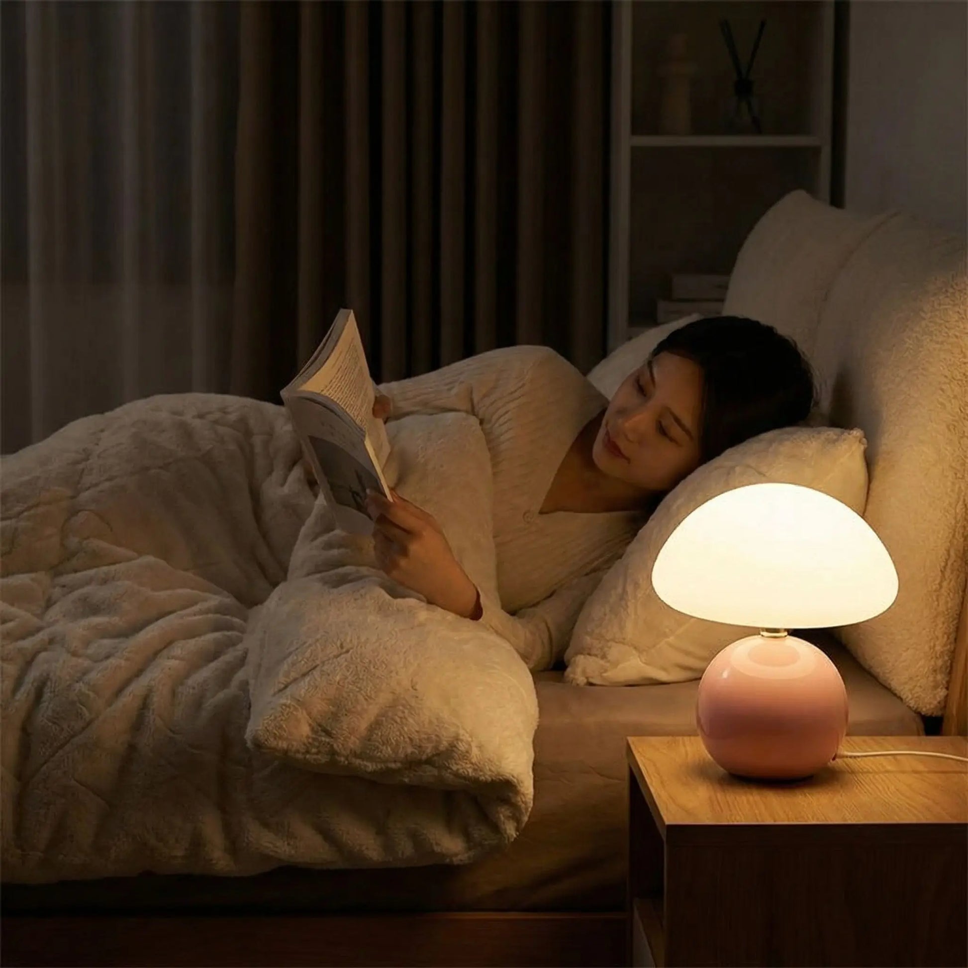 chambre sombre eclaire lumiere blanc lampe de chevet champignon