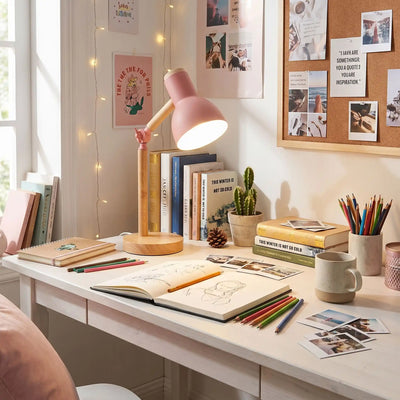 coin bureau fille table encombrant lampe de bureau rose touche modernite