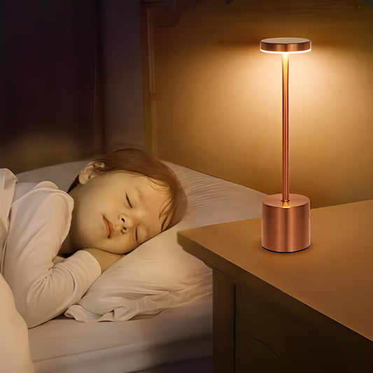 enfant dort avec lampe de chevet aura