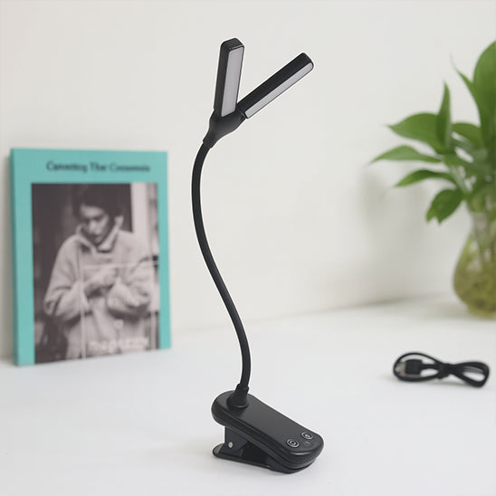 espace confortable lampe de lecture lit