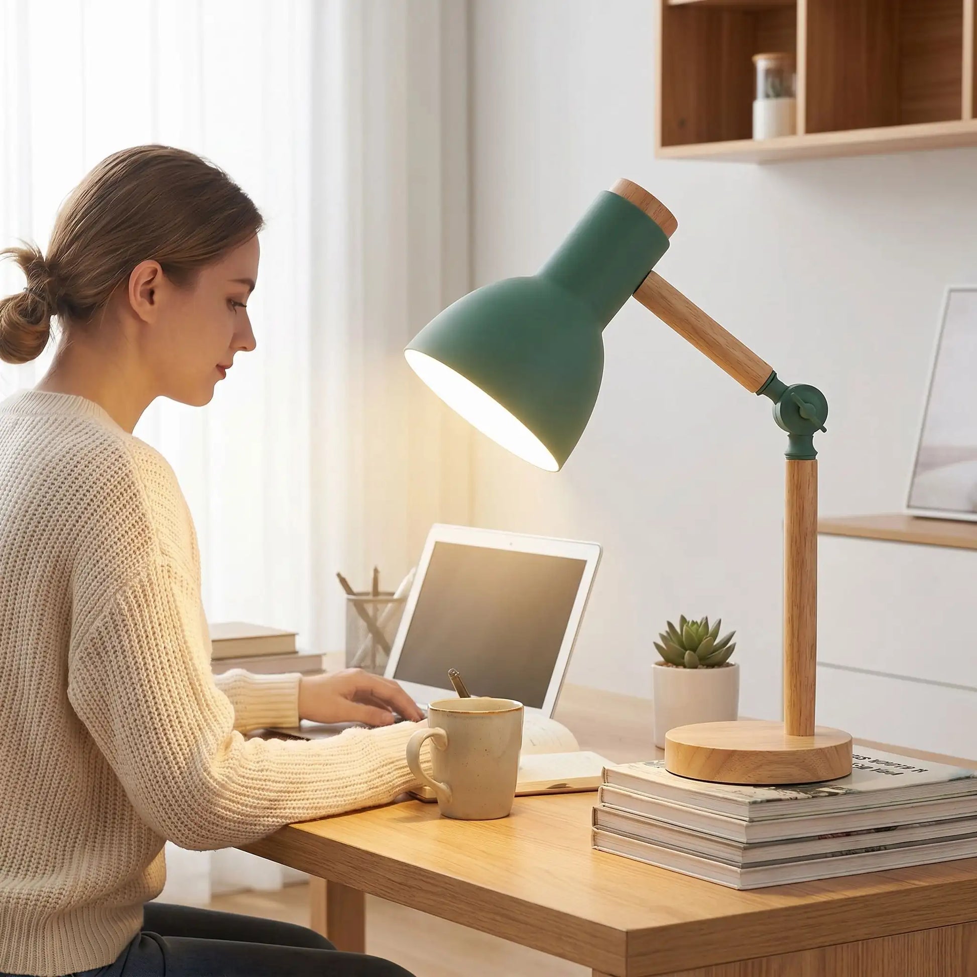 espace travail lampe de bureau verte posee livres lumiere chaude