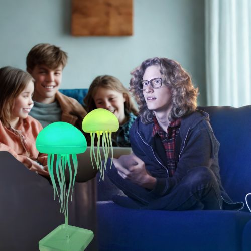 famille parle avec lampe de chevet design