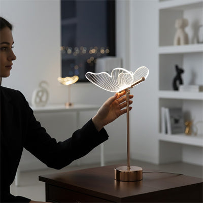 femme ajsute lumiere lampe a poser haute