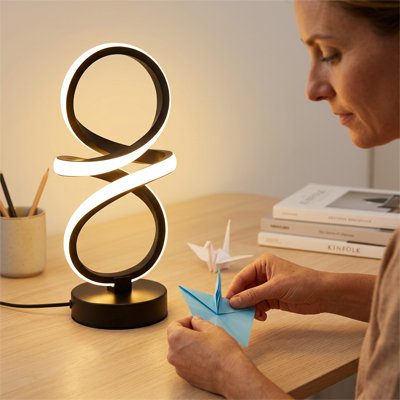 femme concentree fabrique oiseau lampe de chevet moderne