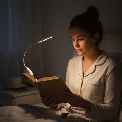 femme concentree livre lampe de lecture