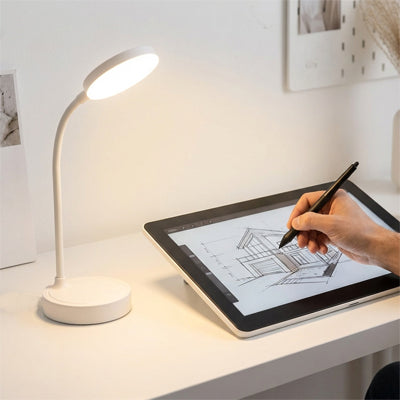 femme dessine tablette espace claire lampe de bureau blanche