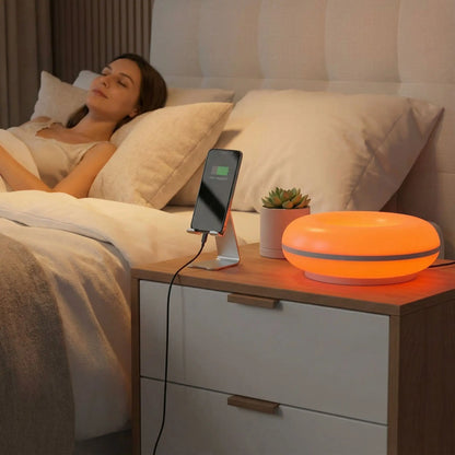 femme detend lit lampe de chevet tactile