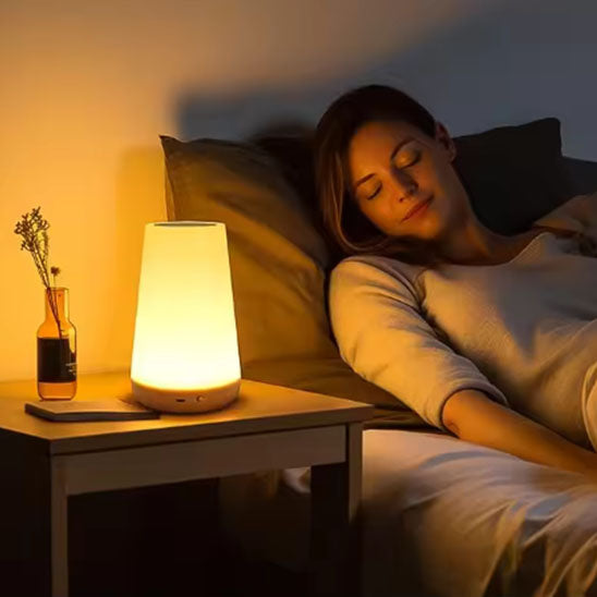 femme dort paisible chambre lampe de chevet