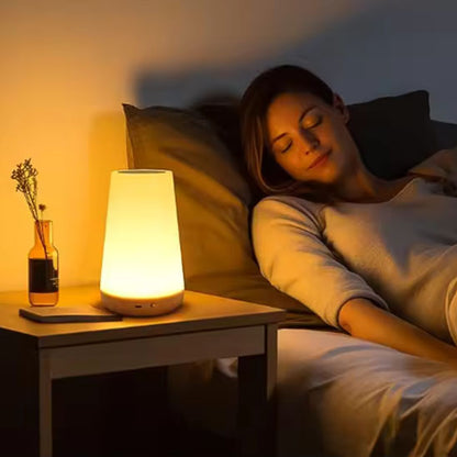 femme dort paisible chambre lampe de chevet