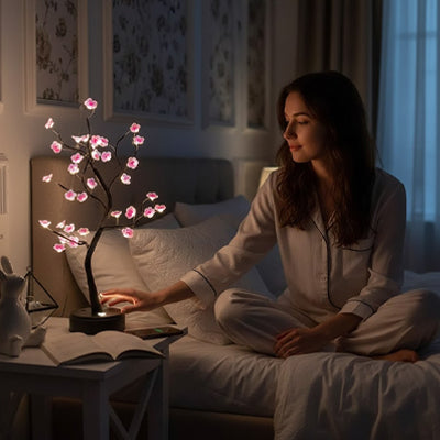 femme effleure lampe de chevet tactile