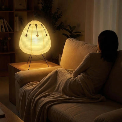 femme installee confortable fauteuil admire lumiere grande lampe a poser