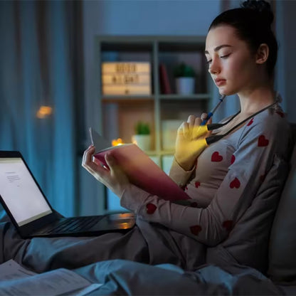 femme lis notes lampes de lecture