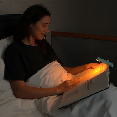 femme livre eclaire lumieres lampe pour lecture