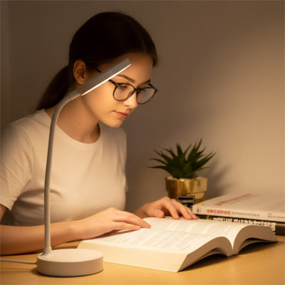 femme lunette concentree lecture lumiere chaude lampe de bureau-blanche