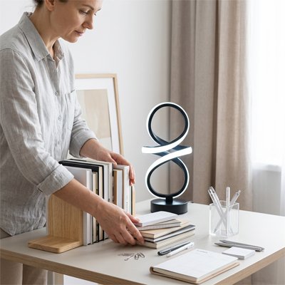 femme range affaires bureau petit espace lampe de chevet moderne