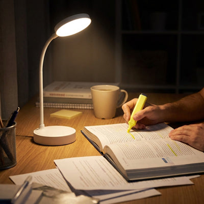 femme surligne texte livre productive eclaire lampe de bureau blanche 