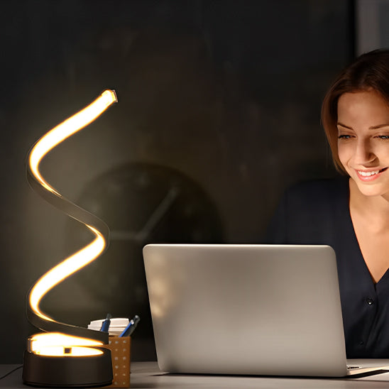 femme travaille tard lampe de chevet design