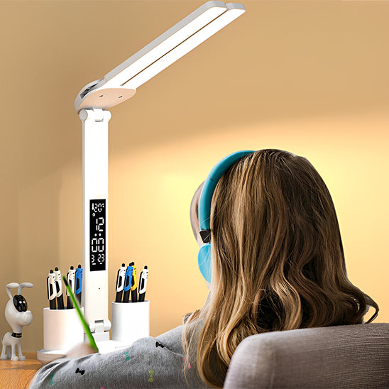 fille concentree casque lampe de bureau
