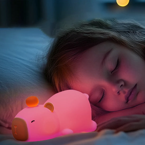 fille dort sereine lit lumiere rose douce veilleuse bebe