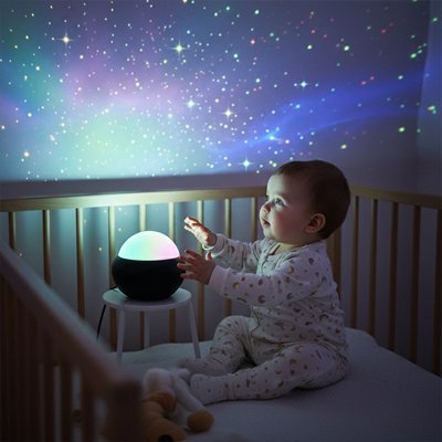 fillette curiositee lumiere multicolores veilleuse projecteur bebe