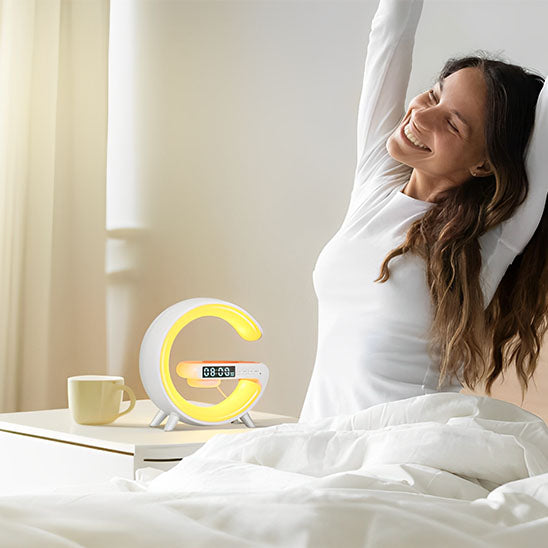 grand sourire femme bras etires tasse lampe de chevet