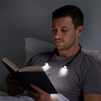 homme attentionne histoire lit lampes de lecture