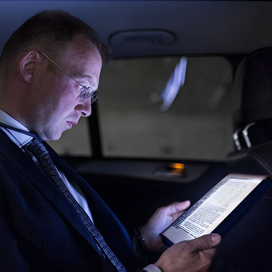 homme attentionne lecture livre lampe liseuse plat