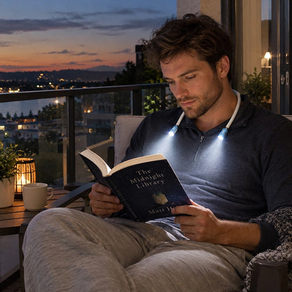homme balcon lumiere pour lire soir