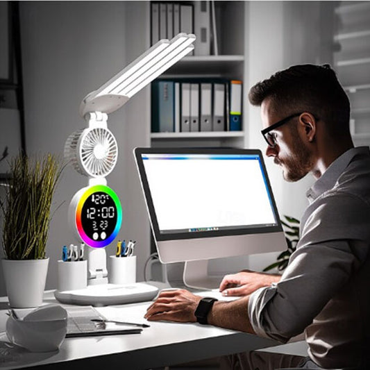 homme concentre ordinateur lampe de bureau