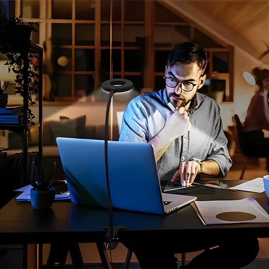 homme concentre travail nuit lampe de bureaux