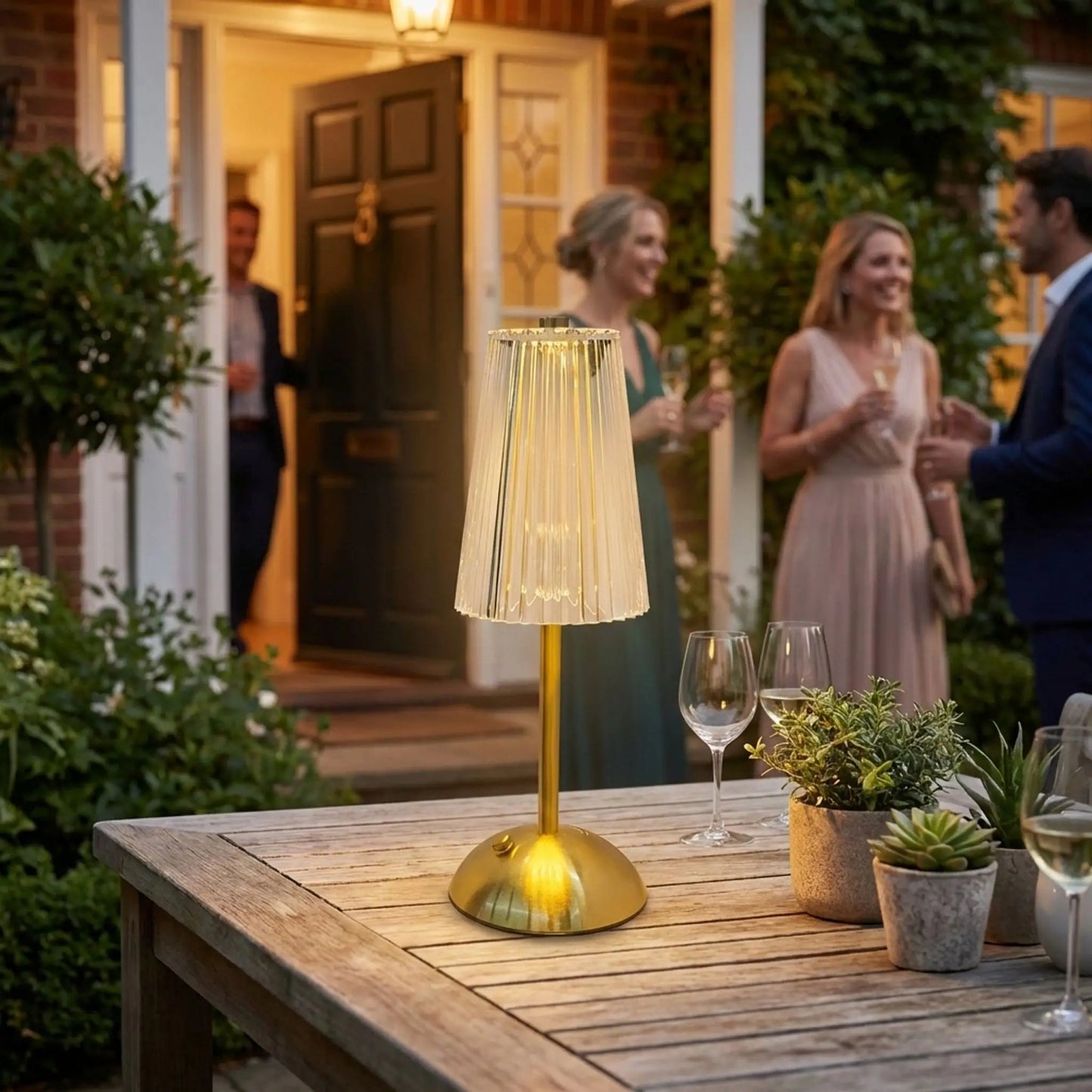 invites ambiance festive jardin lampe a poser industrielle