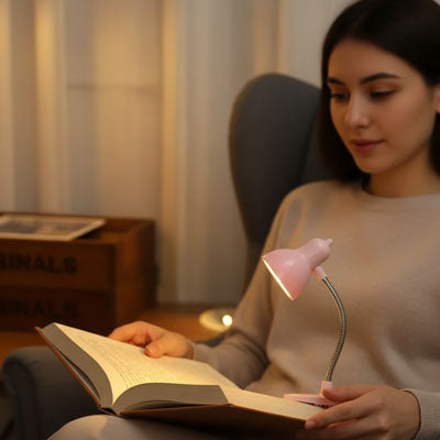 jeune fille plongee livre lampe de lecture