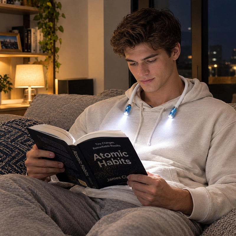 jeune homme salon lumiere pour lire bleu