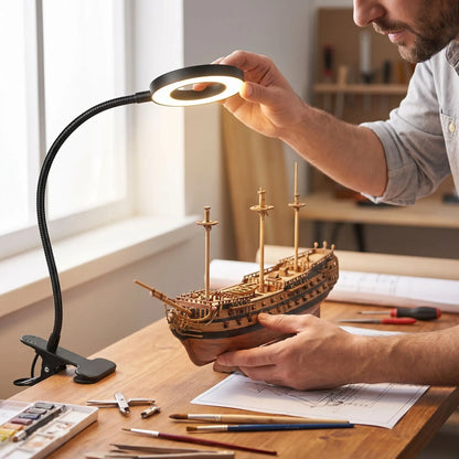 lampe de bureau a pincer anneau diffuse lumiere homme travail