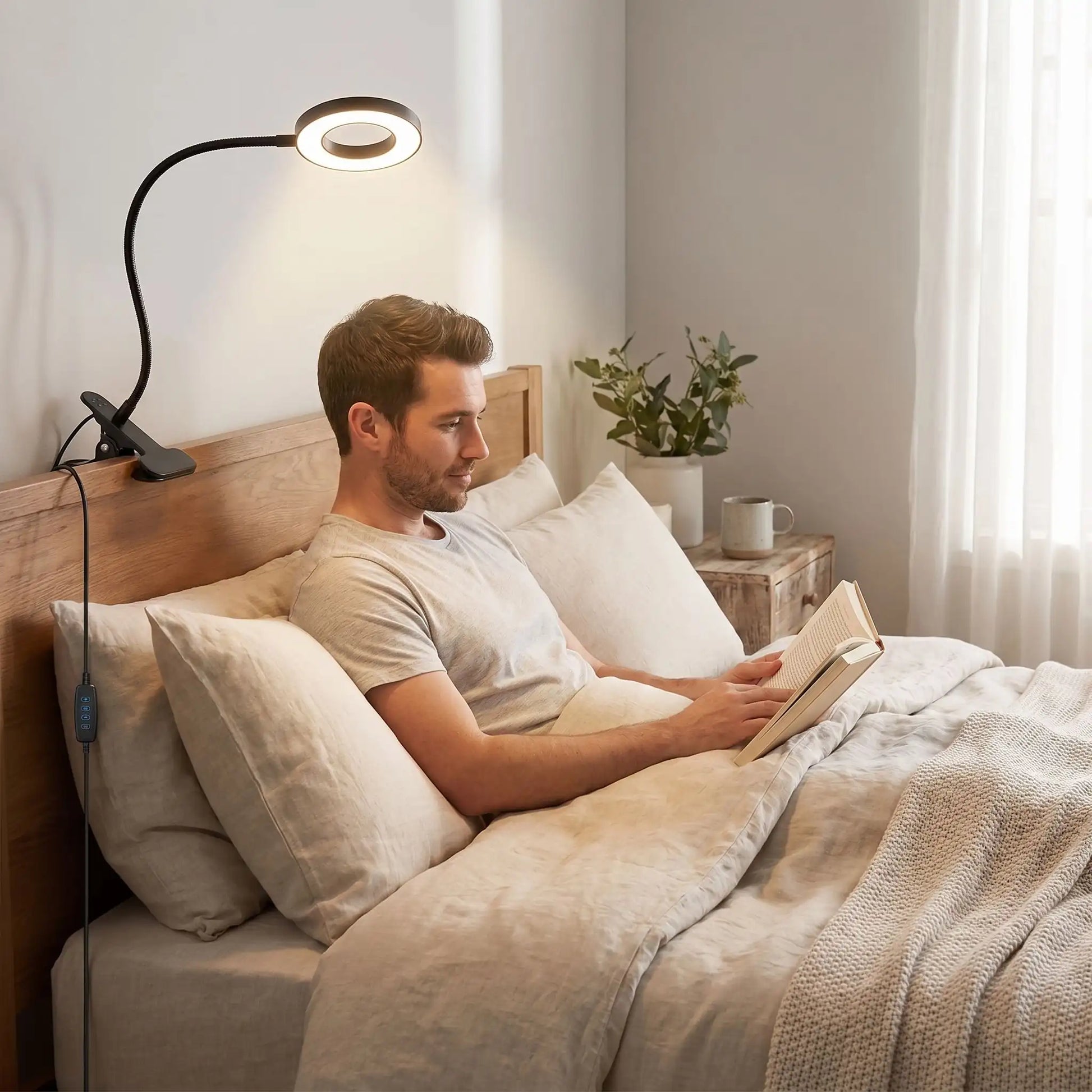 lampe de bureau a pincer homme rituel soir lecture detendre