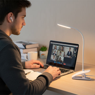 lampe de bureau a pincer homme visio lumiere blanche col flexible