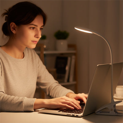 lampe de bureau a pincer portable legere femme focalisee ordinateur