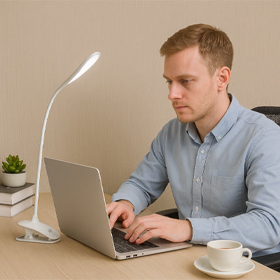lampe de bureau a pincer table homme plonge travail ordinateur