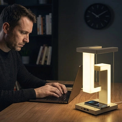 lampe de bureau moderne base chargeur telephone homme concentre ordinateur