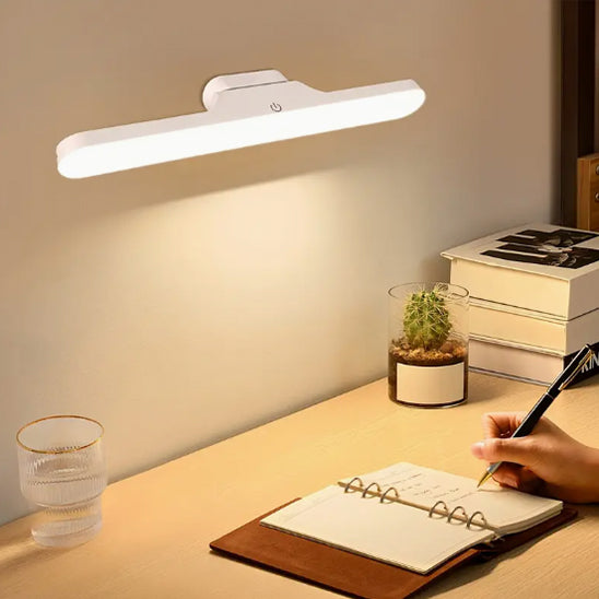 lampe de bureau rechargeable controle tactile espace travail livres plante