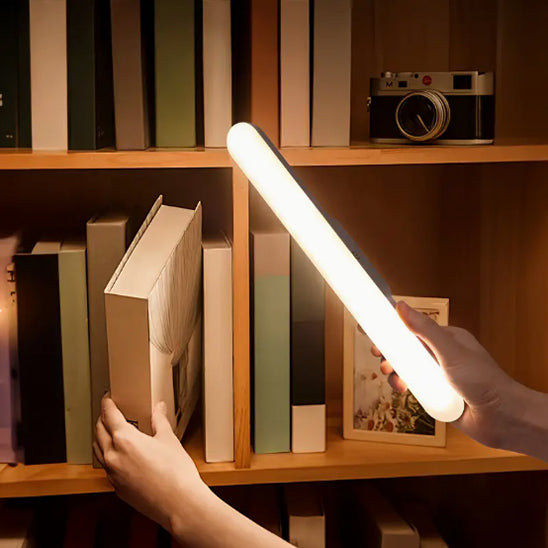 lampe de bureau rechargeable design tubulaire base magnetique livres etagere