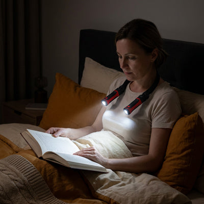 lampe de lecture a led eclairage ciblee femme lecture lit