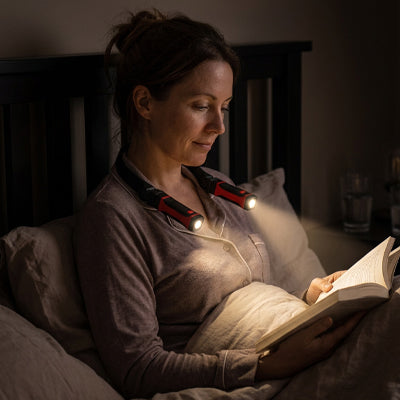 lampe de lecture a led femme soiree lecture nocturne detente